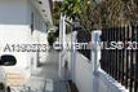 Снять в аренду коммерческую недвижимость в Майами, Флорида 1 спальня, 46.45м2, № 1956903 - фото 5