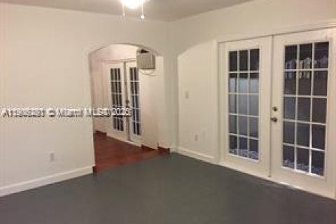 Снять в аренду коммерческую недвижимость в Майами, Флорида 1 спальня, 46.45м2, № 1956903 - фото 9