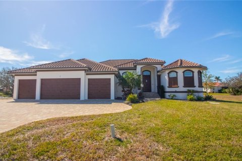House in Placida, Florida 3 bedrooms, 277.87 sq.m. № 1558888 - photo 2