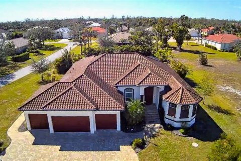 House in Placida, Florida 3 bedrooms, 277.87 sq.m. № 1558888 - photo 1