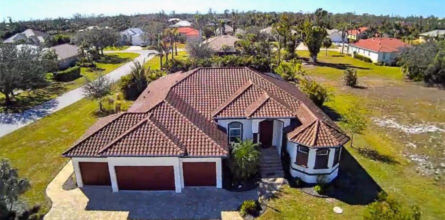 House in Placida, Florida 3 bedrooms, 277.87 sq.m. № 1558888