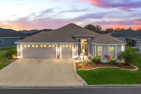House in The Villages, Florida 3 bedrooms, 191.47 sq.m. № 1873690 - photo 1
