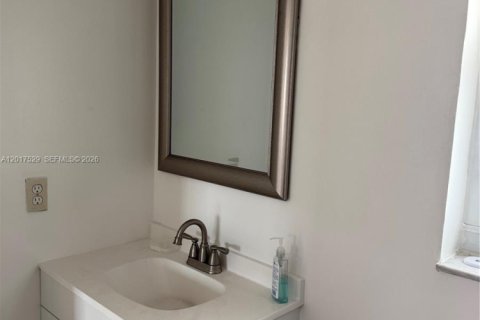 Condo in Sunrise, Florida, 1 bedroom № 2246640 - photo 15