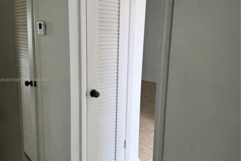 Condo in Sunrise, Florida, 1 bedroom № 2246640 - photo 16