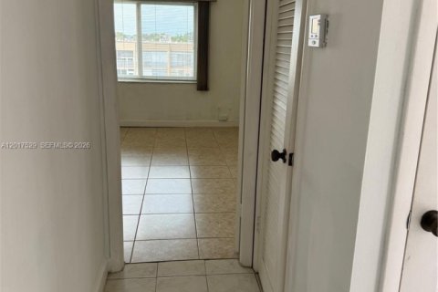 Condo in Sunrise, Florida, 1 bedroom № 2246640 - photo 17