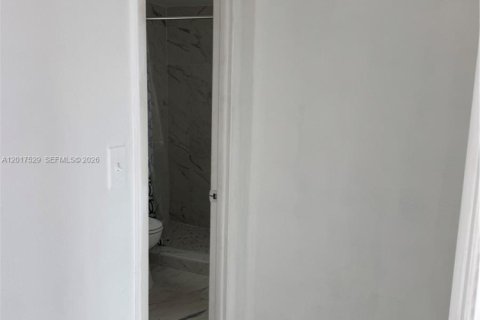 Condo in Sunrise, Florida, 1 bedroom № 2246640 - photo 6