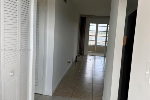 Condo in Sunrise, Florida, 1 bedroom № 2246640 - photo 4