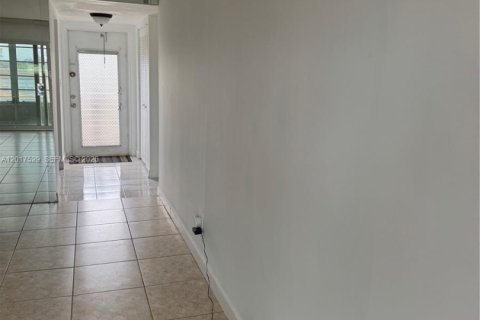 Condo in Sunrise, Florida, 1 bedroom № 2246640 - photo 27