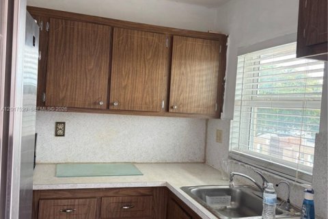 Condo in Sunrise, Florida, 1 bedroom № 2246640 - photo 2