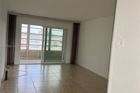 Condo in Sunrise, Florida, 1 bedroom № 2246640 - photo 5