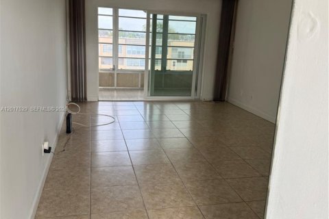 Condo in Sunrise, Florida, 1 bedroom № 2246640 - photo 8