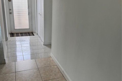 Condo in Sunrise, Florida, 1 bedroom № 2246640 - photo 29