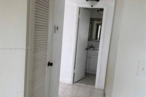 Condo in Sunrise, Florida, 1 bedroom № 2246640 - photo 21