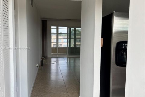 Condo in Sunrise, Florida, 1 bedroom № 2246640 - photo 7