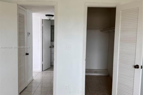 Condo in Sunrise, Florida, 1 bedroom № 2246640 - photo 20