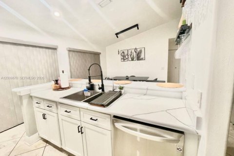 Villa ou maison à vendre à Port St. Lucie, Floride: 3 chambres, 126.16 m2 № 2075236 - photo 4