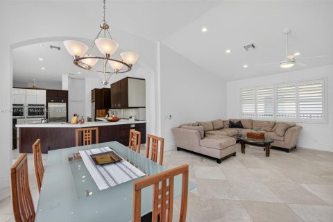 House in Weston, Florida 4 bedrooms, 240.52 sq.m. № 1836356 - photo 23