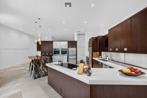 House in Weston, Florida 4 bedrooms, 240.52 sq.m. № 1836356 - photo 13
