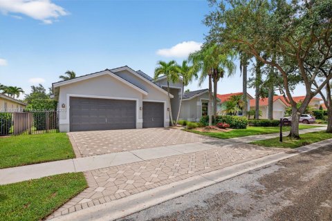 House in Weston, Florida 4 bedrooms, 240.52 sq.m. № 1836356 - photo 2