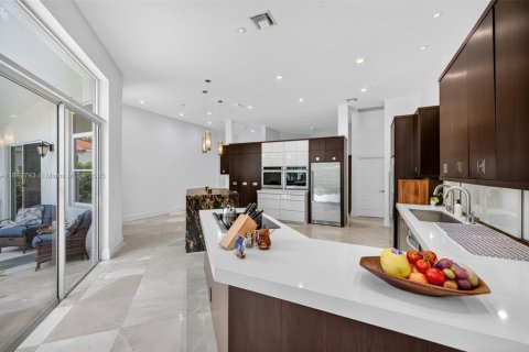 House in Weston, Florida 4 bedrooms, 240.52 sq.m. № 1836356 - photo 12