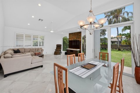 House in Weston, Florida 4 bedrooms, 240.52 sq.m. № 1836356 - photo 22