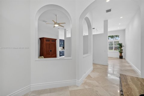 House in Weston, Florida 4 bedrooms, 240.52 sq.m. № 1836356 - photo 4