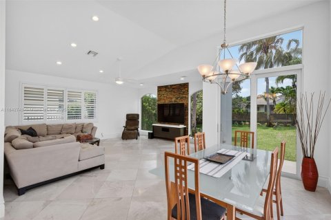 House in Weston, Florida 4 bedrooms, 240.52 sq.m. № 1836356 - photo 20