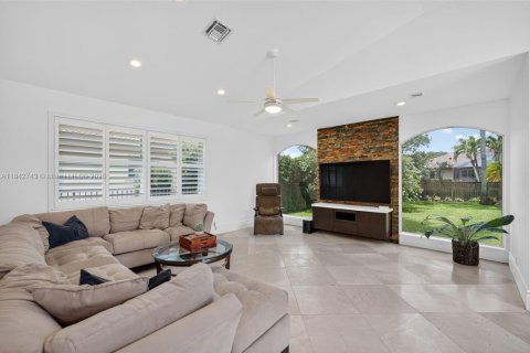House in Weston, Florida 4 bedrooms, 240.52 sq.m. № 1836356 - photo 24