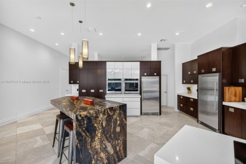House in Weston, Florida 4 bedrooms, 240.52 sq.m. № 1836356 - photo 14