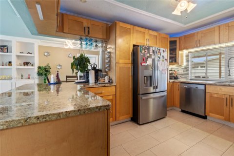 House in Hollywood, Florida 3 bedrooms, 131.36 sq.m. № 1892687 - photo 8