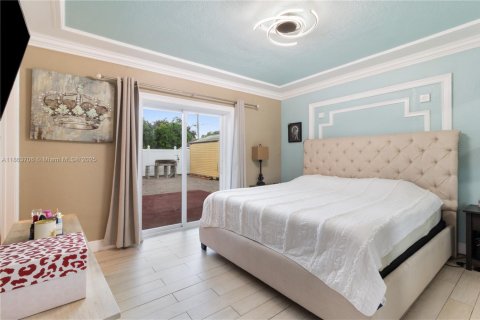 House in Hollywood, Florida 3 bedrooms, 131.36 sq.m. № 1892687 - photo 18