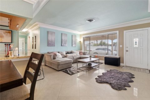House in Hollywood, Florida 3 bedrooms, 131.36 sq.m. № 1892687 - photo 5