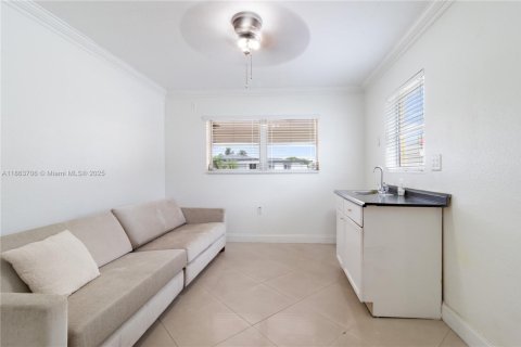House in Hollywood, Florida 3 bedrooms, 131.36 sq.m. № 1892687 - photo 14
