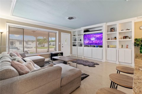 House in Hollywood, Florida 3 bedrooms, 131.36 sq.m. № 1892687 - photo 7