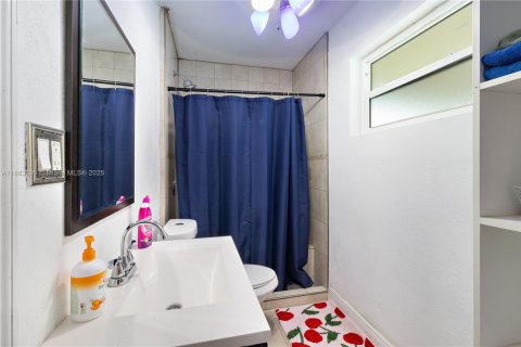 House in Hollywood, Florida 3 bedrooms, 131.36 sq.m. № 1892687 - photo 15