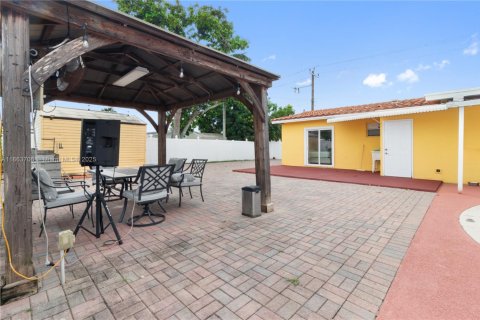 House in Hollywood, Florida 3 bedrooms, 131.36 sq.m. № 1892687 - photo 10