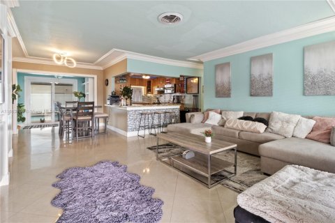 House in Hollywood, Florida 3 bedrooms, 131.36 sq.m. № 1892687 - photo 4
