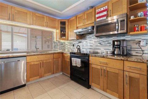 House in Hollywood, Florida 3 bedrooms, 131.36 sq.m. № 1892687 - photo 9