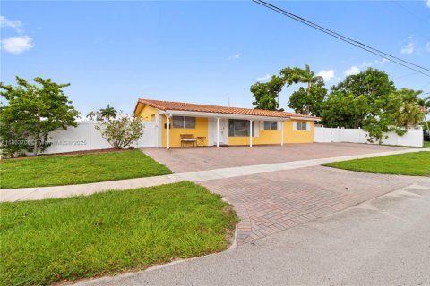 House in Hollywood, Florida 3 bedrooms, 131.36 sq.m. № 1892687 - photo 1