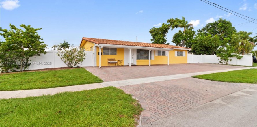 House in Hollywood, Florida 3 bedrooms, 131.36 sq.m. № 1892687