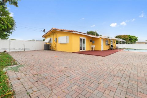 House in Hollywood, Florida 3 bedrooms, 131.36 sq.m. № 1892687 - photo 11