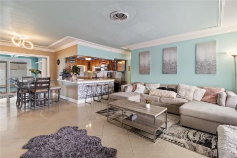 House in Hollywood, Florida 3 bedrooms, 131.36 sq.m. № 1892687 - photo 3