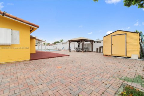 House in Hollywood, Florida 3 bedrooms, 131.36 sq.m. № 1892687 - photo 12