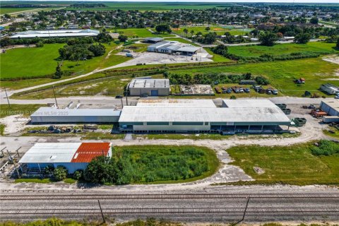 Propiedad comercial en venta en Belle Glade, Florida № 1956511 - foto 22