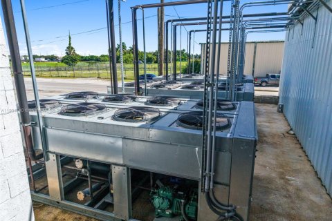 Propiedad comercial en venta en Belle Glade, Florida № 1956511 - foto 17