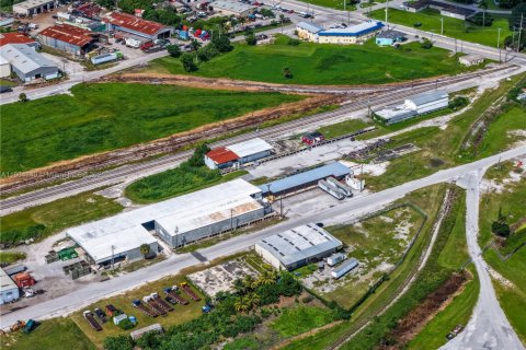 Propiedad comercial en venta en Belle Glade, Florida № 1956511 - foto 11