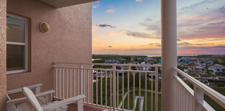 Condo in New Port Richey, Florida, 2 bedrooms № 2221507