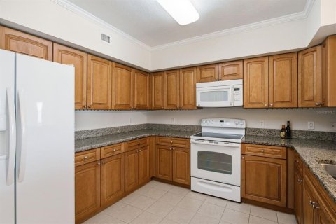 Condo in New Port Richey, Florida, 2 bedrooms № 2221507 - photo 18