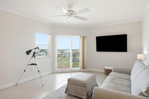 Condo in New Port Richey, Florida, 2 bedrooms № 2221507 - photo 5