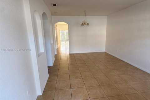 Touwnhouse à vendre à Miami, Floride: 3 chambres, 116.31 m2 № 2002163 - photo 4